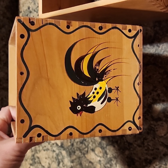 Vintage Rooster Nesting Box Canisters, Set of 2 - Picture 3 of 7